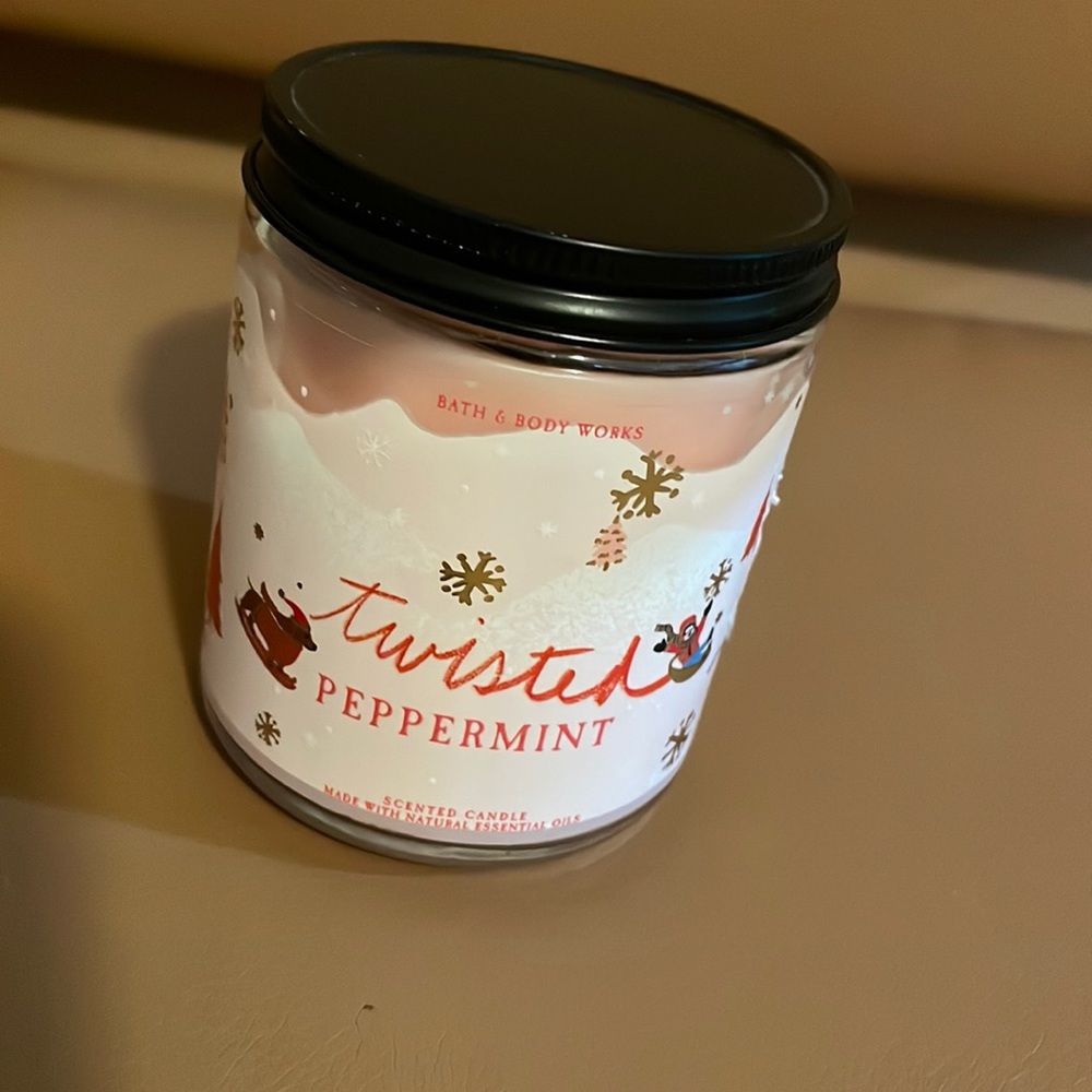 BATH & BODY WORK TWISTED PEPPERMINT CANDLE SIZE 7 OZ